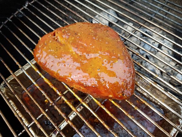 Na 45 minuten smeer je de beenham helemaal in met de marinade. Herhaal dit elke 15 minuten tot de beenham klaar is