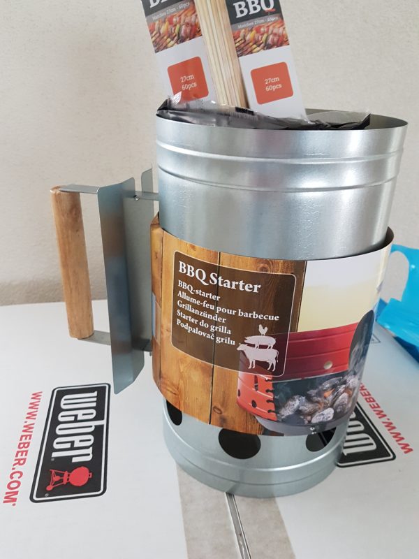Zorg dat je beschikt over een kolenstarter. Vul (afhankelijk van de grote van je starter en bbq) de starter tot ongeveer 3 kwart vol met goede kolen. Dit zal voldoende zijn om ongeveer 1/3e van je kolenrooster te vullen met hete kolen.
Plaatse de starter boven aangestoken aanmaakblokjes. Let op: geen witte aanmaakblokjes gebruiken! Beter is om de bruine (gemaakt van vezels) of zogenoemde aanmaakwokkels te gebruiken.