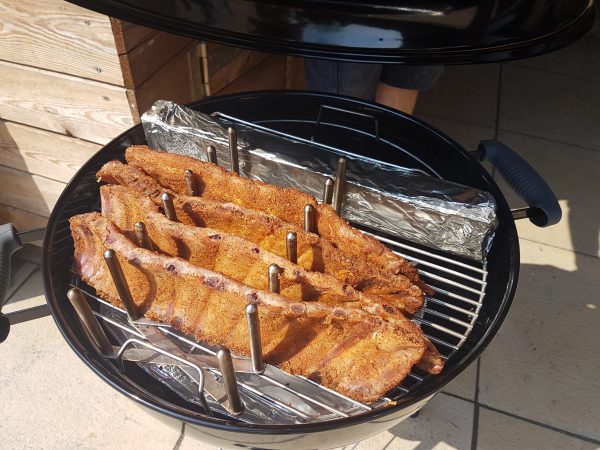 Plaats de spareribs rechtop in de houder, met de vleeskant richting de warmtebron