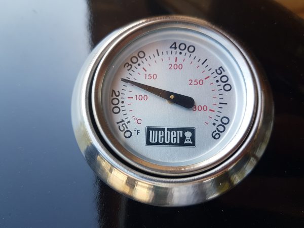 Zorg dat de luchttoevoer van je bbq volledig openstaat. Plaats het deksel op de bbq en zet de schuif op het deksel ook volledig open. Laat de bbq op temperatuur komen. Na 10 minuten kun je beginnen met spelen met de verschillende schuiven voor luchttoevoer en warmteafvoer. Het is de bedoeling dat de zogenoemde dome- of keteltemperatuur zo rond de 125 graden ligt. Plaats het deksel zo dat temperatuurmeter van het deksel niet direct boven de kolen zit.