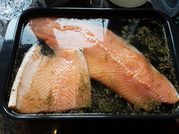 Laat de zalm 2 uur in het pekelbad liggen