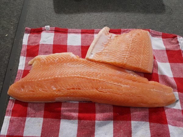 Dep de zalm droog met een schone katoenen doek en laat nog 1 uur drogen (eventueel onder een droge katoenen doek)