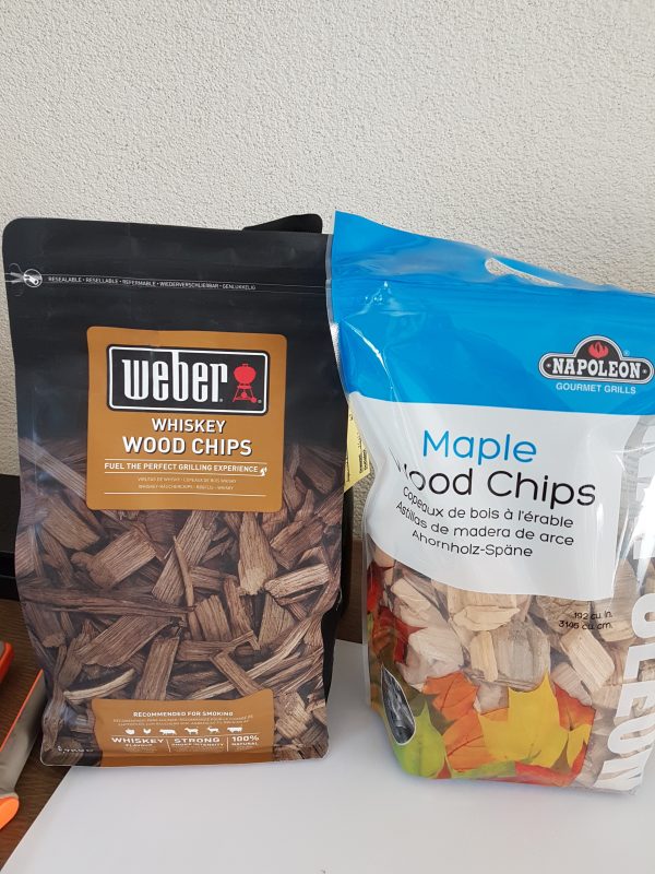 Ga je rookhout gebruiken dan voeg je dat nu toe. Maak gebruik van droog hout, ga dit niet eerst weken in water!
Grote chunks leg je los op de kolen, heb je snippers (niet te verwarren met rookmot wat meer op zaagsel lijkt) dan pak je dit in aluminiumfolie in, prik wat gaatjes in de folie en leg het pakketje op de kolen.