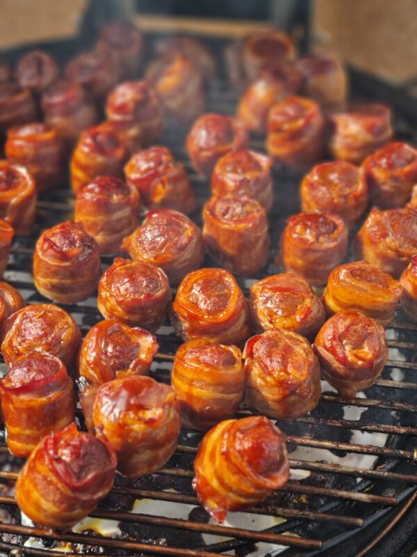 Na ongeveer 1 uur (of kerntemperatuur 60 graden) lak je de ballen in met de bbq saus