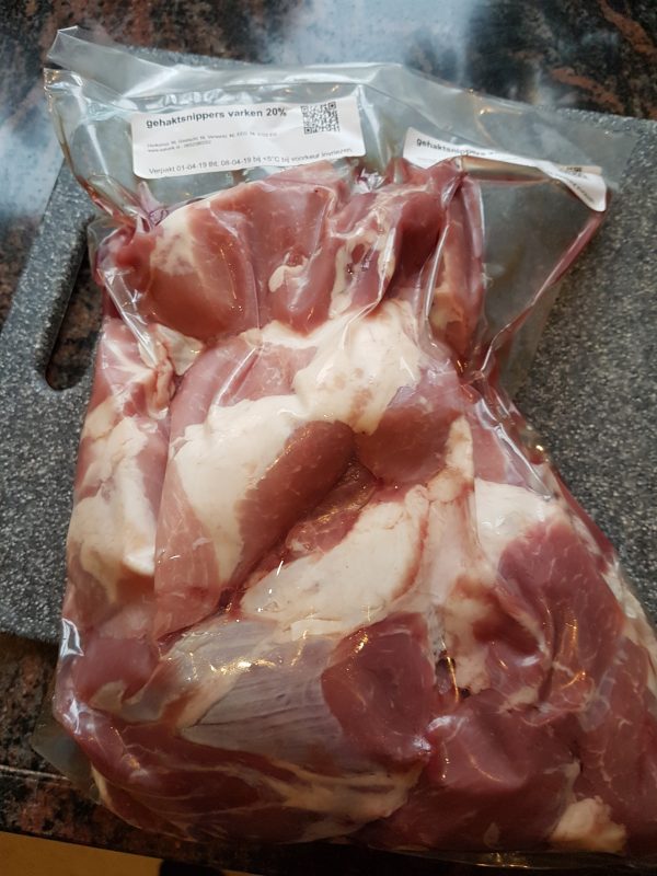 Het belangrijkste aan de hele worst is uiteraard het vlees. Bepaald wat voor type worst je wil maken en wat voor vlees je daarvoor nodig hebt. Voor verse (braad)worst heb je circa 20 tot 30 procent vet nodig.
He je een ambachtelijk slager die alles nog zelf doet? Leg uit wat voor vlees je wil en in welke verhouding en met een beetje geluk kan hij je dit zo leveren.
Een andere oplossing is op zoek te gaan naar zogenoemde gehaktsnippers. Deze snippers zijn incourante snijstukken van het uitbenen. Je leverancier zal erbij vermelden wat het vetpercentage is.