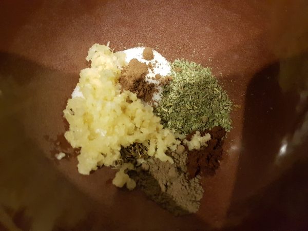 Je verse gehakt ligt in de vriezer, je darm ligt te weken. Tijd om je kruiden in de juiste verhouding te mengen. Afhankelijk van he type worst is het van belang colorozo zout of nitriet zout te gebruiken.
De nitriet gaat verkleuring en bacteriegroei tegen.