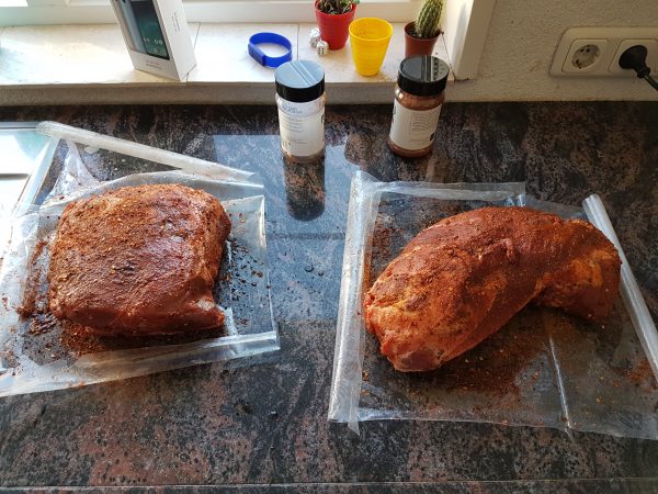 Wrijf de procureur rondom volledig en royaal in met een lekker rub, zelf gebruik ik vaak de "pulled pork rub" van de Albert Heijn. Laat de rub even een uurtje intrekken