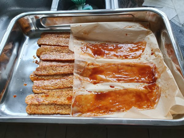 Bestrijk met een kwast de stroken rijstvellen goed in en laat dit even een paar minuten intrekken. Draai de stroken om en kwast weer in