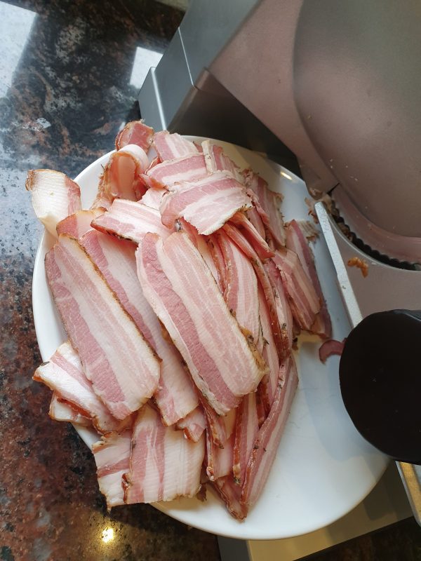 Je verse bacon zal zo'n 3 tot 4 dagen goed blijven in de koelkast. In de vriezer natuurlijk langer. Je kunt de bacon met een snijmachine in mooie plakken snijden en deze in de vriezer bewaren