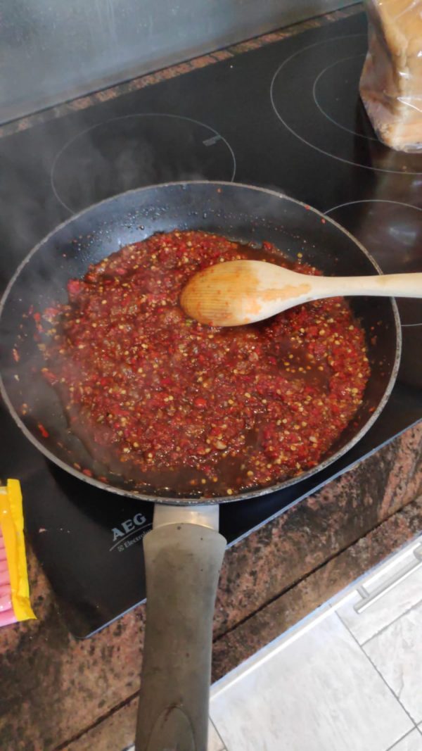 Laat de sambal even pruttelen tot ze wat ingekookt is.
