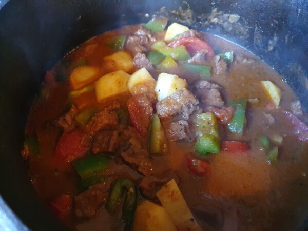 Laat die nog even minimaal een half uur koken  zodat de aardappel gaar word